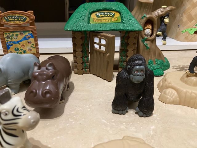 Figuras 10 animales, cabana, arbol y 2 rocas