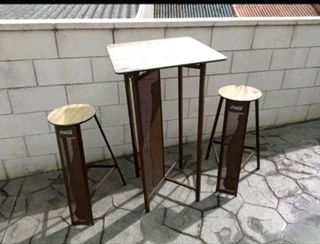 Conjunto mesa alta más dos taburetes