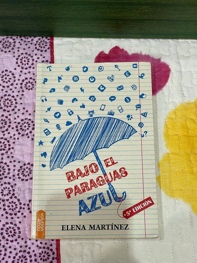 Libro bajo el paraguas azul
