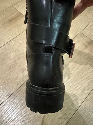 Botines militares con tachuelas 