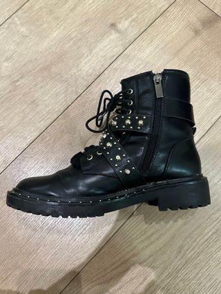 Botines militares con tachuelas 