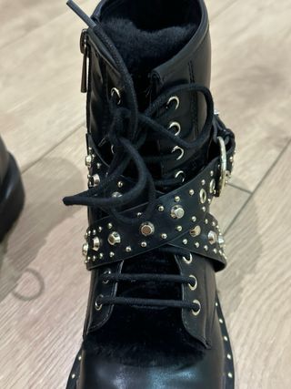 Botines militares con tachuelas 