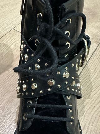 Botines militares con tachuelas 