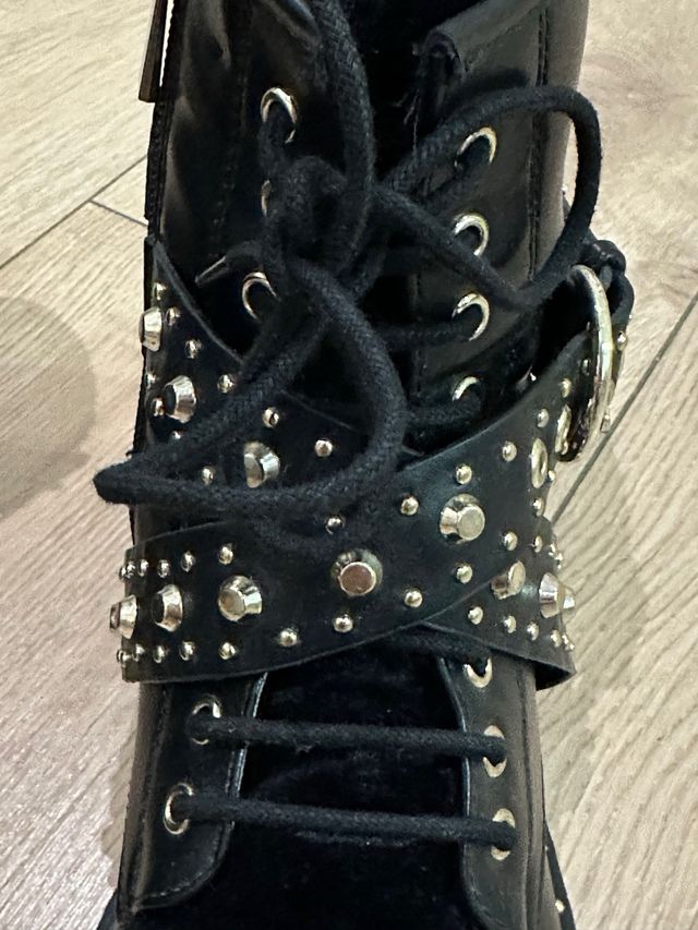 Botines militares con tachuelas