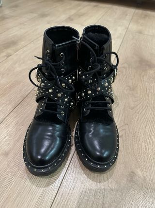 Botines militares con tachuelas 