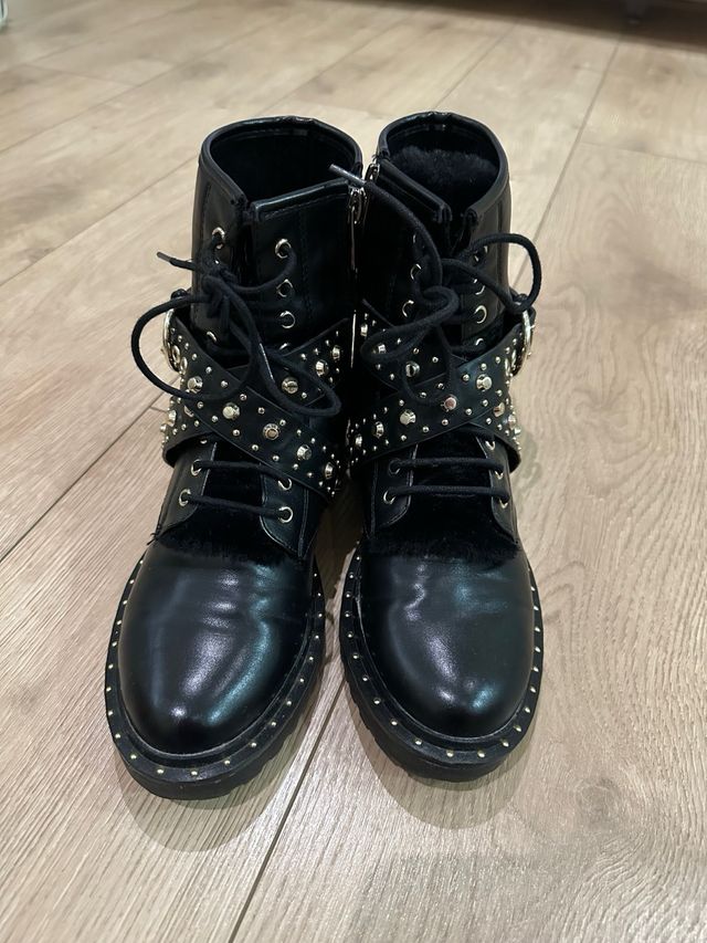 Botines militares con tachuelas