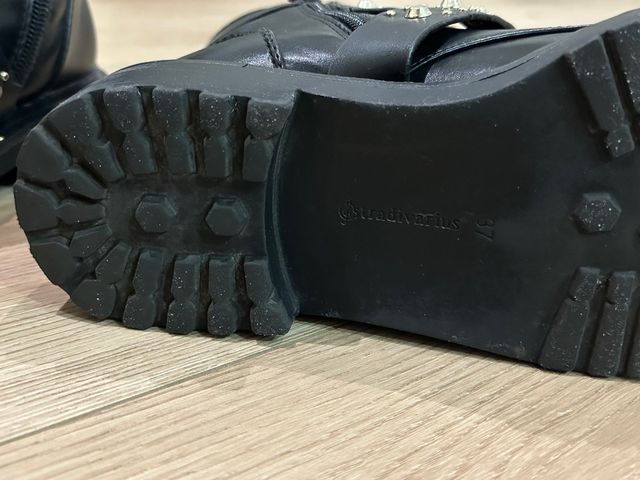 Botines militares con tachuelas