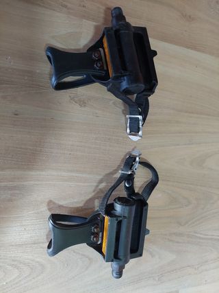 Pedales con calas y correas