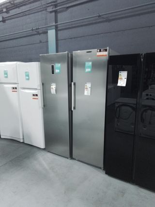 Congelador vertical Inox 189 cm