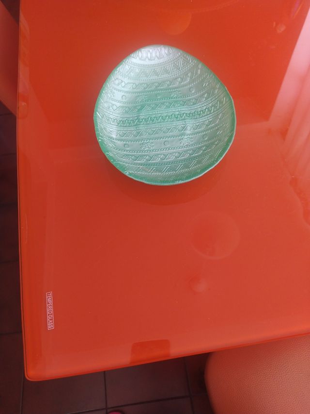 Piatto in vetro verde decorato