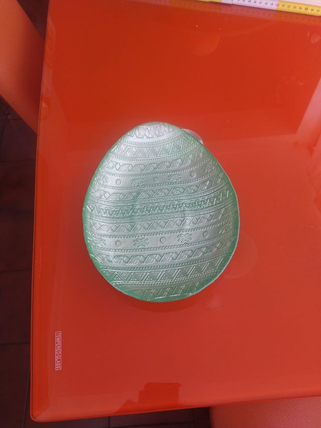 Piatto in vetro verde decorato