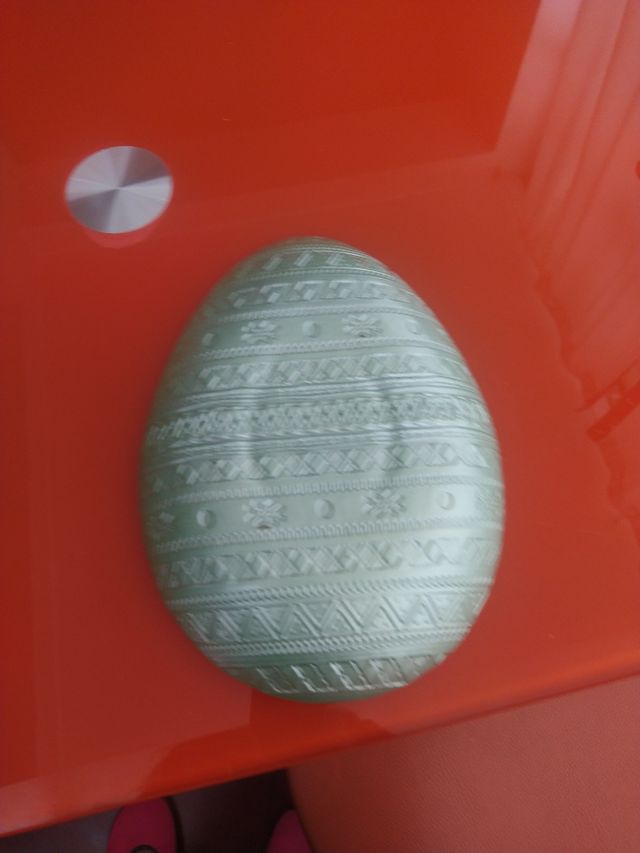 Piatto in vetro verde decorato