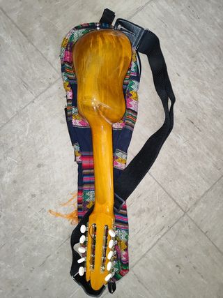 Charango/Chillador. Instrumento Musical