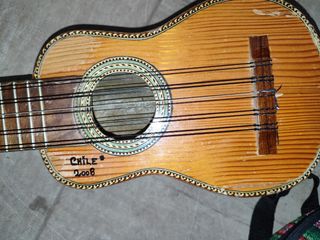 Charango/Chillador. Instrumento Musical