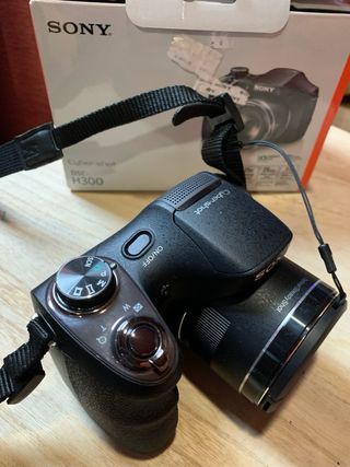 Camara digital compacta SONY DSC H-300. NUEVA.