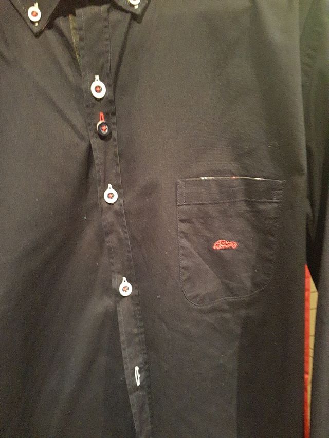 Conjunto de camisa y pantalón.