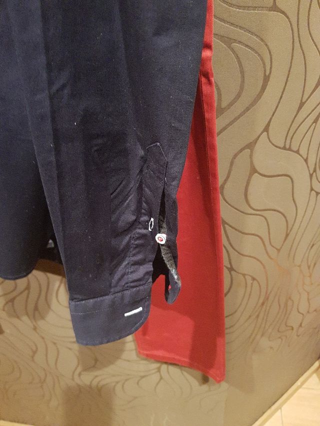 Conjunto de camisa y pantalón.