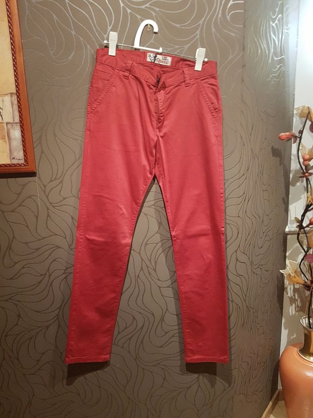 Conjunto de camisa y pantalón.