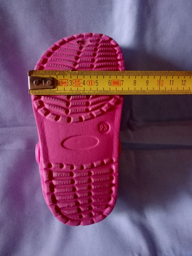 Chancleta rosa tipo forma zueco talla 23