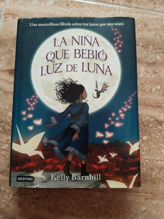 La niña que bebió luz de luna