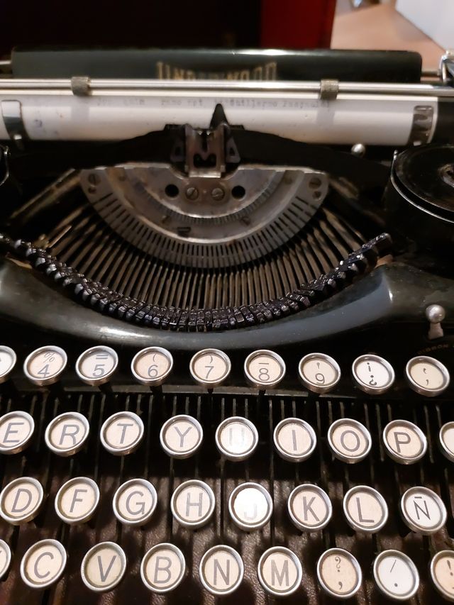 Máquina escribir portátil antigua