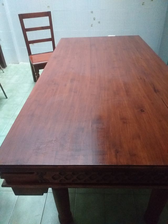 Mesa y dos sillas de madera maciza