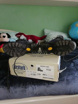 BOTAS DE MONTAÑA MUJER. ESTAN NUEVAS