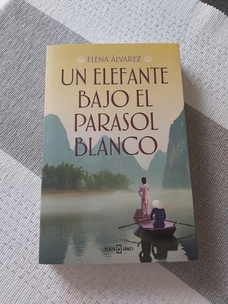 Un elefante bajo el parasol blanco