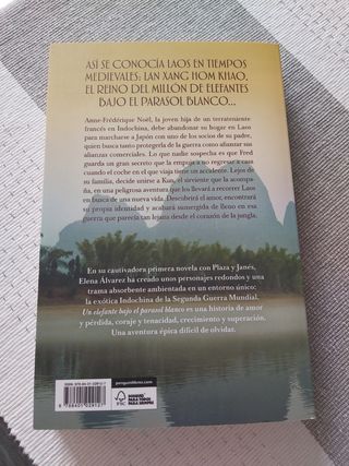 Un elefante bajo el parasol blanco