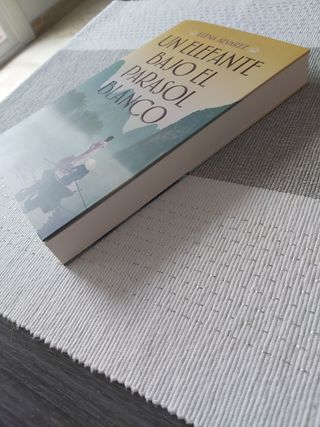 Un elefante bajo el parasol blanco