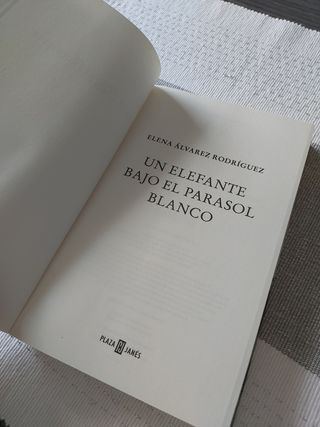 Un elefante bajo el parasol blanco