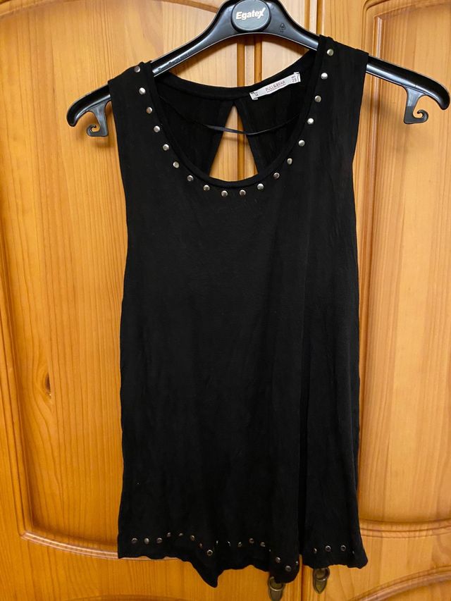 Camiseta negra con espalda al aire