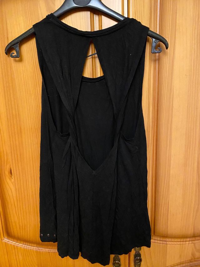 Camiseta negra con espalda al aire