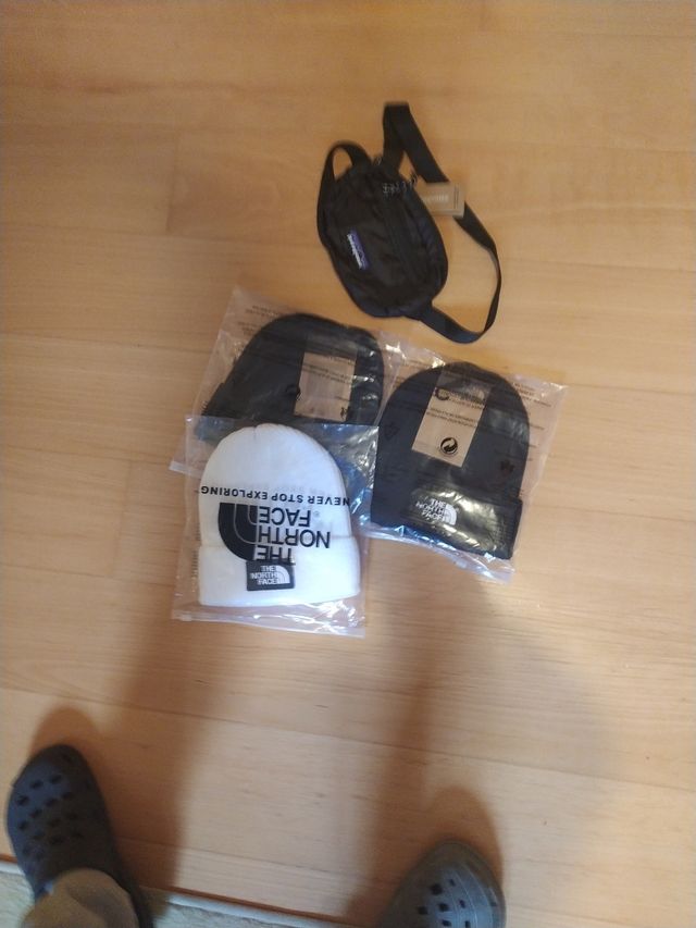 Gorros tnf y riñonera patagonia 