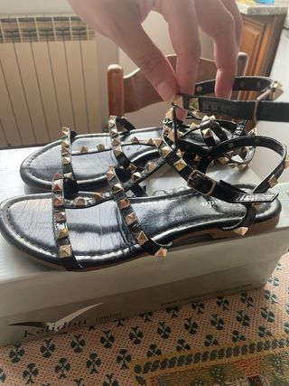 Sandali bassi neri con borchie