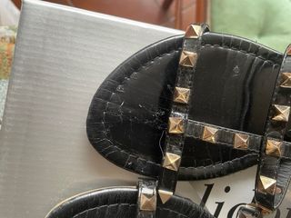 Sandali bassi neri con borchie