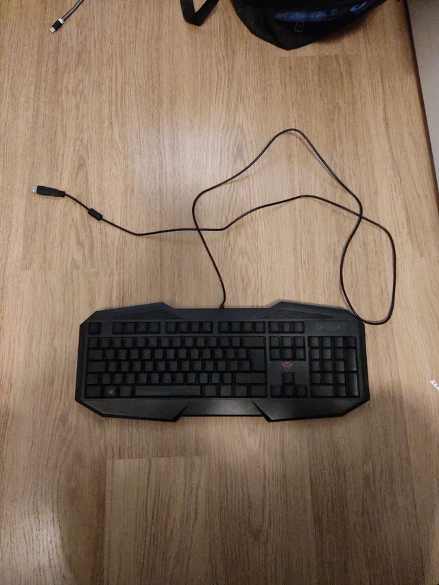 Teclado gaming GXT con luces