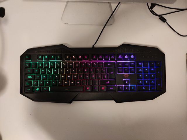 Teclado gaming GXT con luces