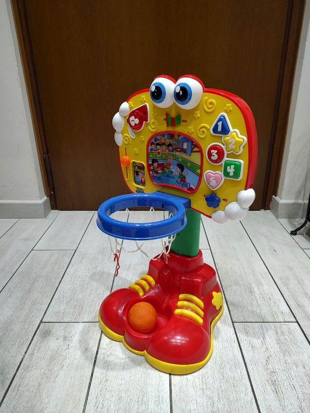 Canestro e centro attività elettronico