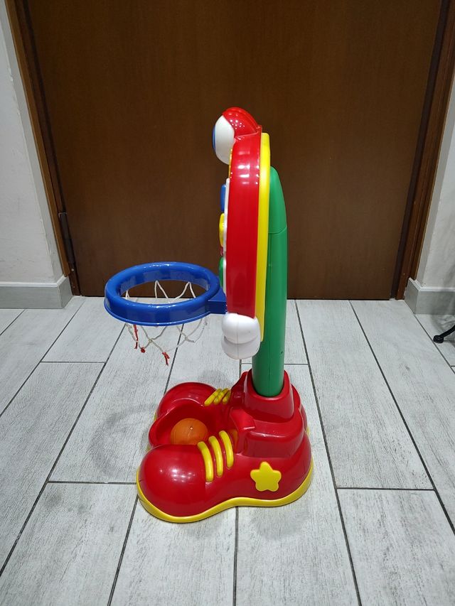 Canestro e centro attività elettronico