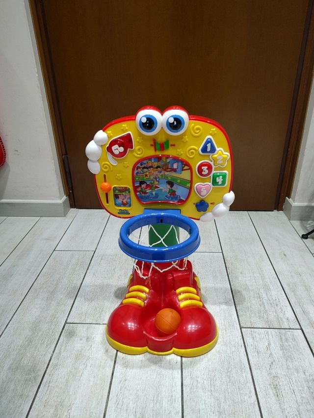 Canestro e centro attività elettronico