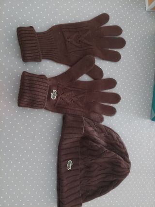 Conjunto de gorro y guantes Lacoste