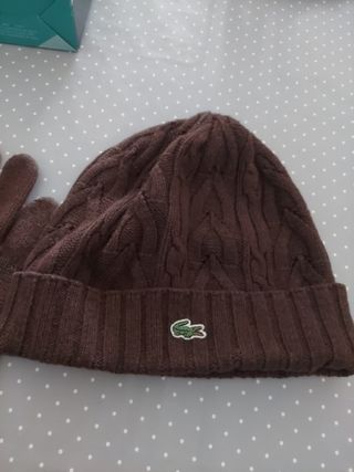 Conjunto de gorro y guantes Lacoste