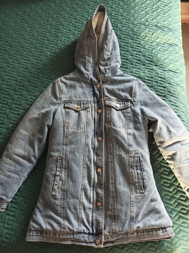 Abrigo vaquero capucha e interior de pelo