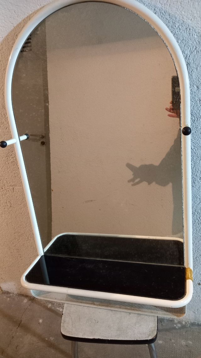 Espejo metálico blanco con repisa