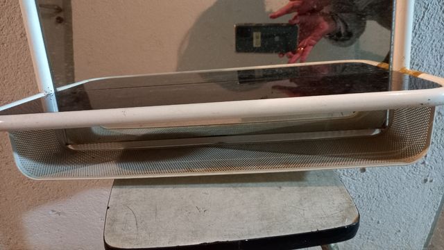 Espejo metálico blanco con repisa