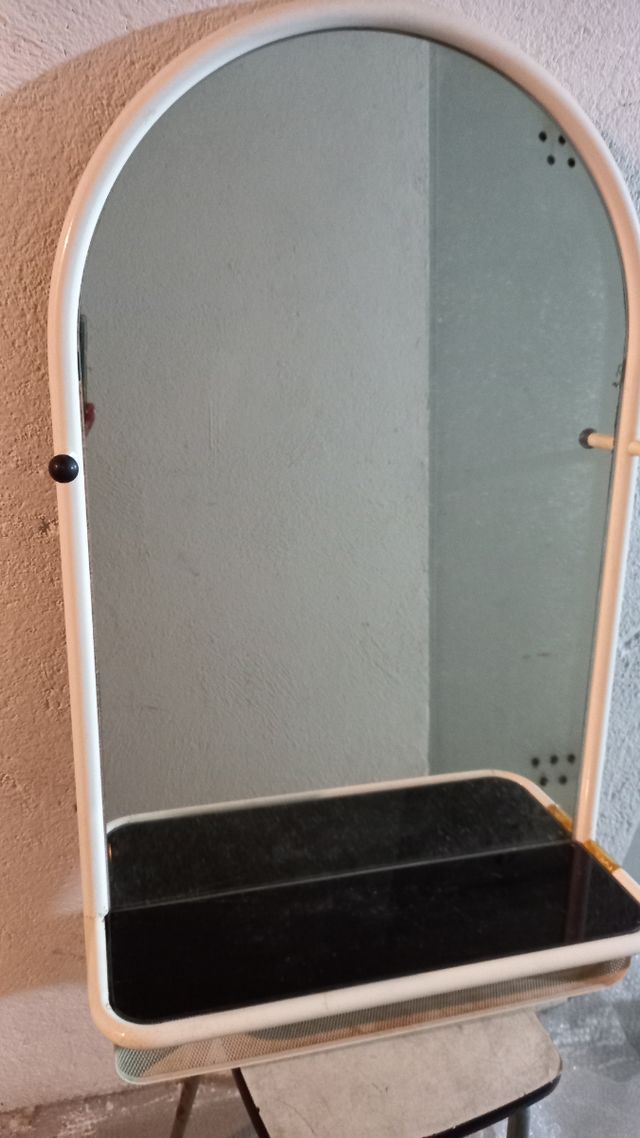 Espejo metálico blanco con repisa