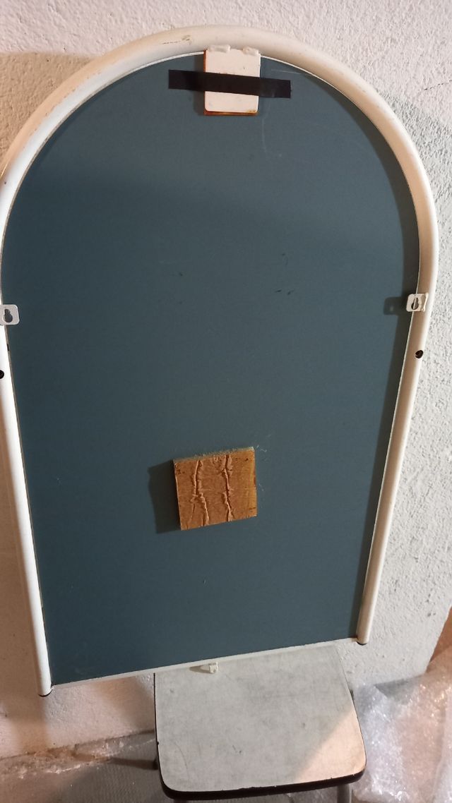 Espejo metálico blanco con repisa