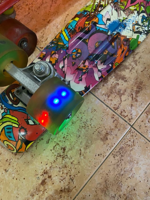 Dos Patinetes  4 ruedas  con LED /