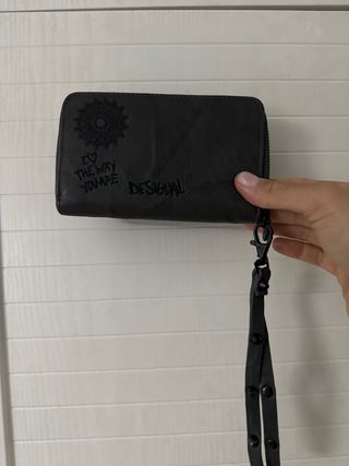 cartera monedero desigual con etiqueta